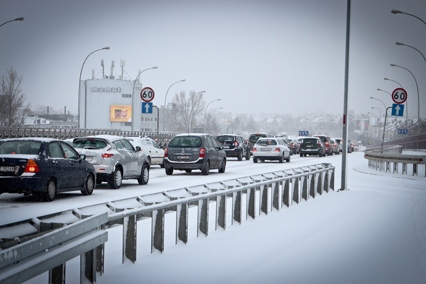 Atak zimy we Wrocławiu. Miasto stanęło w korku (ZDJĘCIA)