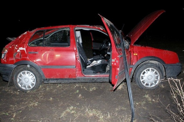 Volkswagen golf zjechał do rowu i dachował