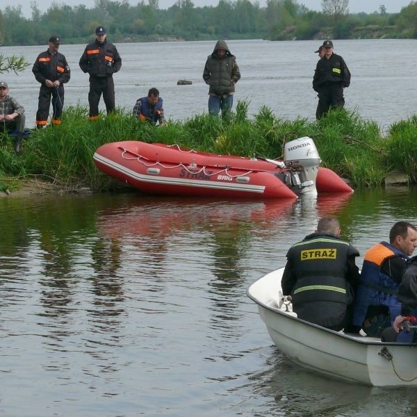 Mężczyzny nie znalazły ani echosonda, ani specjalna kamera podwodna. Dopiero w czwartek rano ciało zaginionego w Gacach Słupeckich odnalazł inny wędkarz.