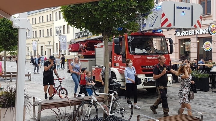 Pożar w restauracji przy Krakowskim Przedmieściu w Lublinie. Interweniowały trzy zastępy straży pożarnej. Zobacz zdjęcia