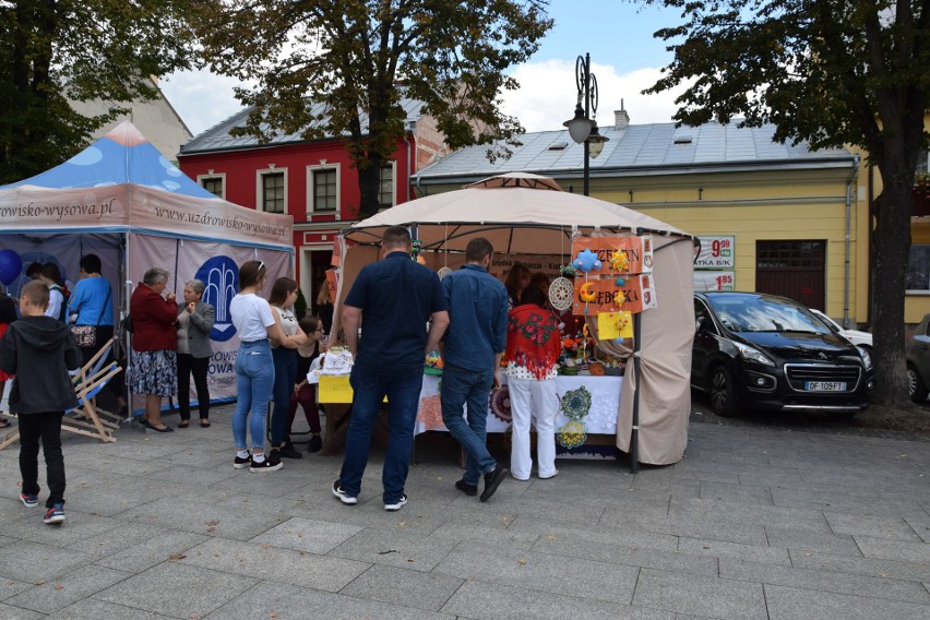 Biecz. VIII Przegląd Zespołów Folklorystycznych Pawie Pióra. Na scenie przed ratuszem goście z całej Małopolski