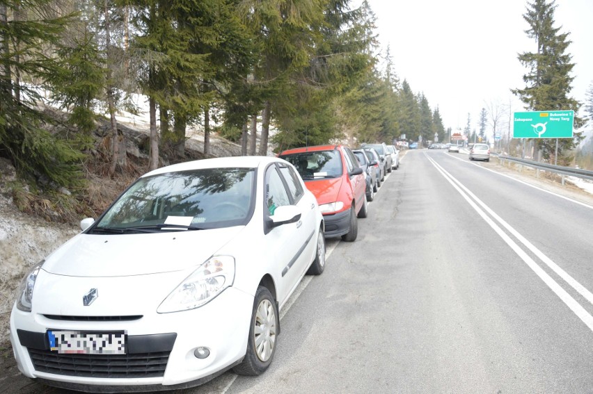 Tatry. Turyści źle zaparkowali, policja wezwała ich na komendę [ZDJĘCIA]
