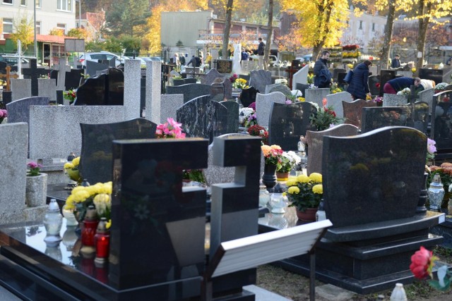 Wprowadzenie elektronicznej karty zgonów, powołanie instytucji koronera czy zniesienie tzw. odprawy konsularnej w przypadku zmarłych za granicą. To tylko wybrane rozwiązania, które znajdą się w nowelizacji ustawy o prawie pogrzebowym. Walczyli o nie szczególnie przedstawiciele Polskiej Izby Branży Pogrzebowej.