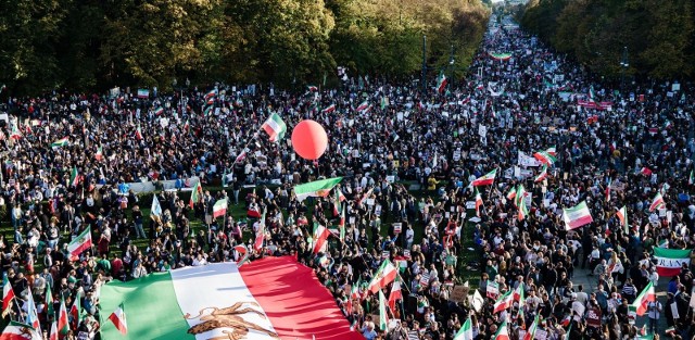 Demonstracje w Berlinie na znak solidarności z irańskimi protestami po śmierci Mahsy Amini, Niemcy, 22 października 2022 r.