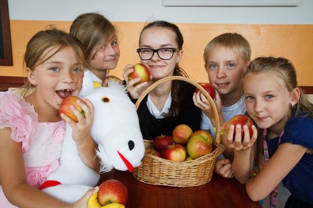 - Trzeba jeść dużo warzyw i owoców, dużo biegać - Emilka Zadykowicz (pierwsza z prawej), ucząca się w SP 11 doskonale wie co to zdrowy styl życia.