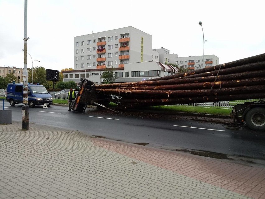 W Stalowej Woli z ciężarówki wysypało się drewno na jezdnię [ZDJĘCIA]