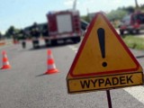 Zderzenie skutera z samochodem ciężarowym w Lipianach. Ranną 20-latkę transportował śmigłowiec