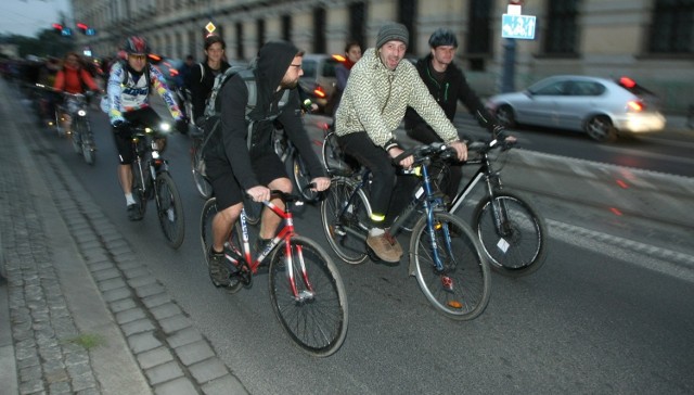 26.09.2014 - masa krytyczna na ulicy Grodzkiej we Wrocławiu. A gdyby tak odwrócić role? Gdyby kierowcy chcieli w ramach pokojowej manifestacji pojechać drogami rowerowymi?