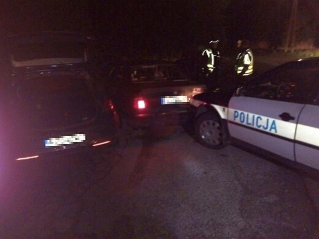 (jac)Do zdarzenia doszło w nocy z 15 na 16 maja. Policjanci na ul. Jana Pawła II w Żaganiu chcieli zatrzymać do kontroli bmw, którym jechało czterech młodych ludzi. Kierowca auta nie zatrzymał się, tylko przyspieszył i zaczął uciekać w kierunku mostu na rzece Bóbr. Bmw następnie skierowało się w stronę Iłowy. Tam do pościgu dołączył patrol z tej miejscowości. W Witoszynie kierowca bmw na łuku drogi stracił panowanie nad autem i wjechał w ogrodzenie posesji. Wtedy dwa radiowozy zablokowały mu możliwość wyjazdu. - Kierujący próbował jeszcze wycofać i staranować oznakowany radiowóz i potrącić jednego z policjantów, który podbiegł, aby obezwładnić mężczyznę - informuje podinsp. Sylwia Woroniec z żagańskiej policji. Kierowca nadal nie reagował na polecenia, wtedy funkcjonariusze oddali trzy strzały ostrzegawcze i jeden strzał w kierunku bmw. W końcu udało im się zatrzymać kierowcę i pozostałe trzy osoby.Jak się okazało, kierowca bmw, 18-letni mieszkaniec powiatu żagańskiego, nie miał prawa jazdy. W aucie policjanci znaleźli dodatkowo maczetę i nóż. Mężczyzna usłyszał już zarzuty, we wtorek, 17 maja na wniosek prokuratury trafił na trzy miesiące do aresztu. Grozi mu do 10 lat więzienia.Przeczytaj też:  Pościg niemieckiej policji na S3. Auta uciekały w kierunku Gorzowa [ZDJĘCIA, WIDEO]