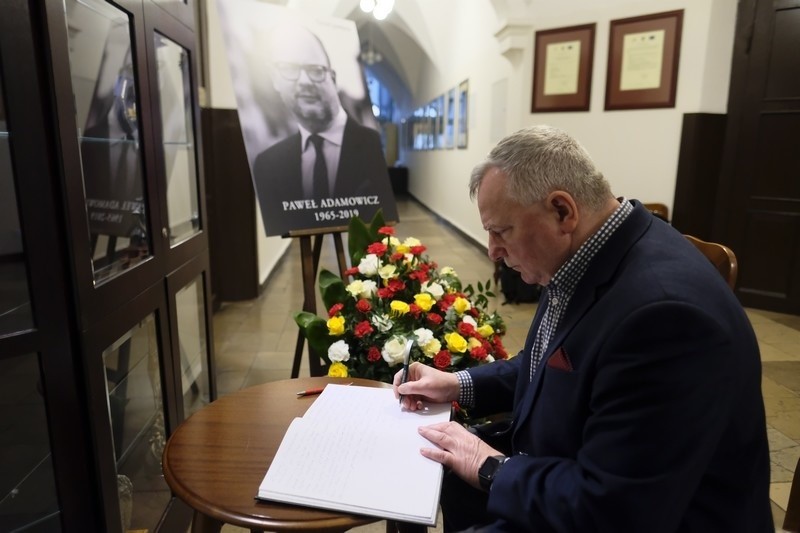 Toruń w żałobie po śmierci Pawła Adamowicza. Gdzie będzie wystawiona Księga Kondolencyjna? 