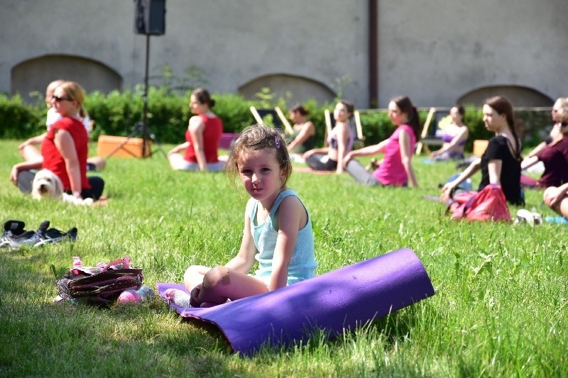 Mnóstwo osób na zajęciach z Iwoną Wentą. Ćwiczyli jogę i pilates [DUŻO ZDJĘĆ]