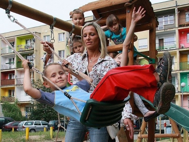 - Nasze dzieci mogą teraz bezpiecznie się bawić koło bloków - zapewnia Anna Nowacka, która przychodzi na plac z synem Patrykiem.