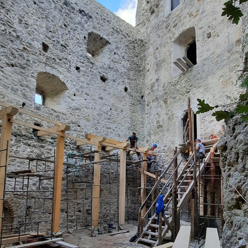 Rekonstrukcja zamku w Mirowie