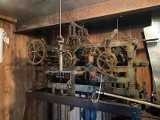 100-letni kościelny zegar w rękach miasteckiego zegarmistrza