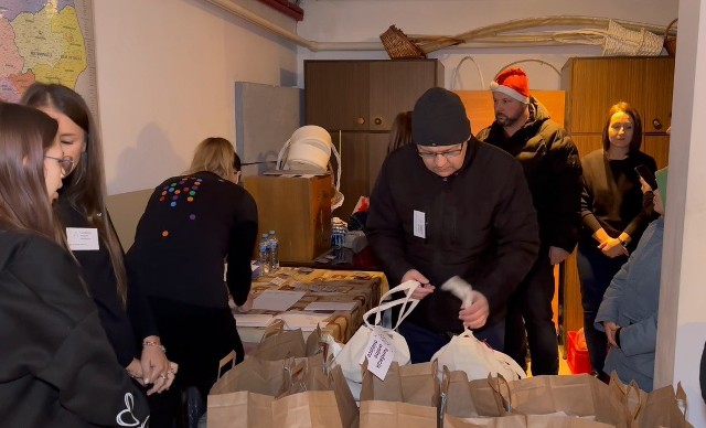 Wolontariusze Mobilnej Wigilii w Radomsku wyruszyli z paczkami do samotnych osób