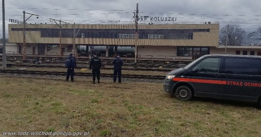 Wieczorny patrol policjantów z Koluszek i funkcjonariuszy Służby Ochrony Kolei