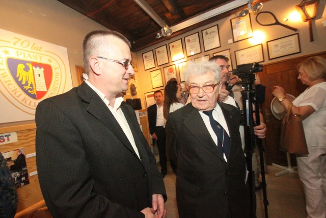 Na otwarciu wystawy przygotowanej przez Grzegorza Muzię (z lewej) piękną historię Piasta wspominał Ryszard Karczak