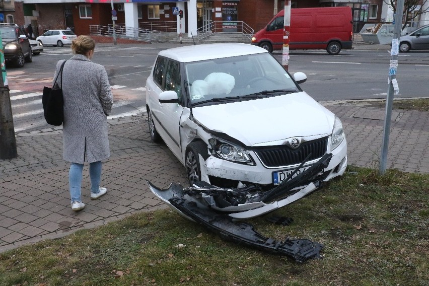 Kolejny wypadek przy Leclercu. Kierująca skodą nie ustąpiła pierwszeństwa taksówce (ZDJĘCIA)