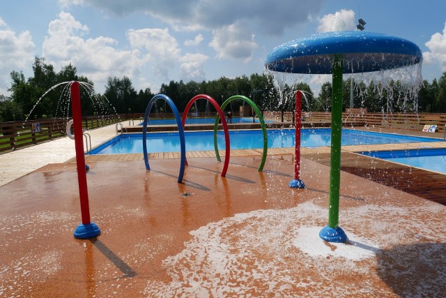 Chrzanowski ośrodek rekreacyjny składa się z basenów i boiska