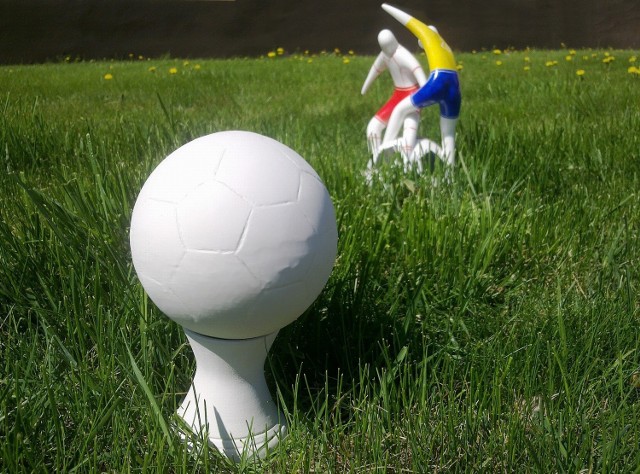 Na zdjęciu został zaprezentowany pierwszy odlew  statuetki (statuetka kolorze białym  w stanie surowym przed pierwszym wypałem, w tle statuetka z piłkarzami, także przygotowana z okazji mistrzostw Europy w piłce nożnej. ).