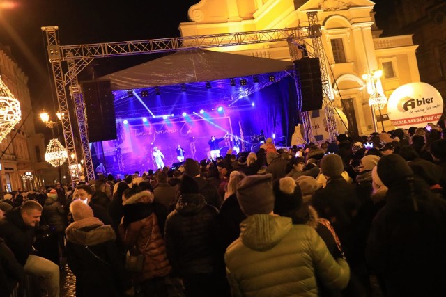 Sylwester 2018/2019 w Toruniu. Kto zagra w tym roku? "Nowości" jako pierwsze zdradzają szczegóły tegorocznej zabawy organizowanej na Rynku Staromiejskim. PRZECZYTAJCIE !!!! >>>>>>>Zobacz także: Batman z Torunia. Co teraz robi?Polecamy: Toruńskie osiedla na zdjęciach z drona! 