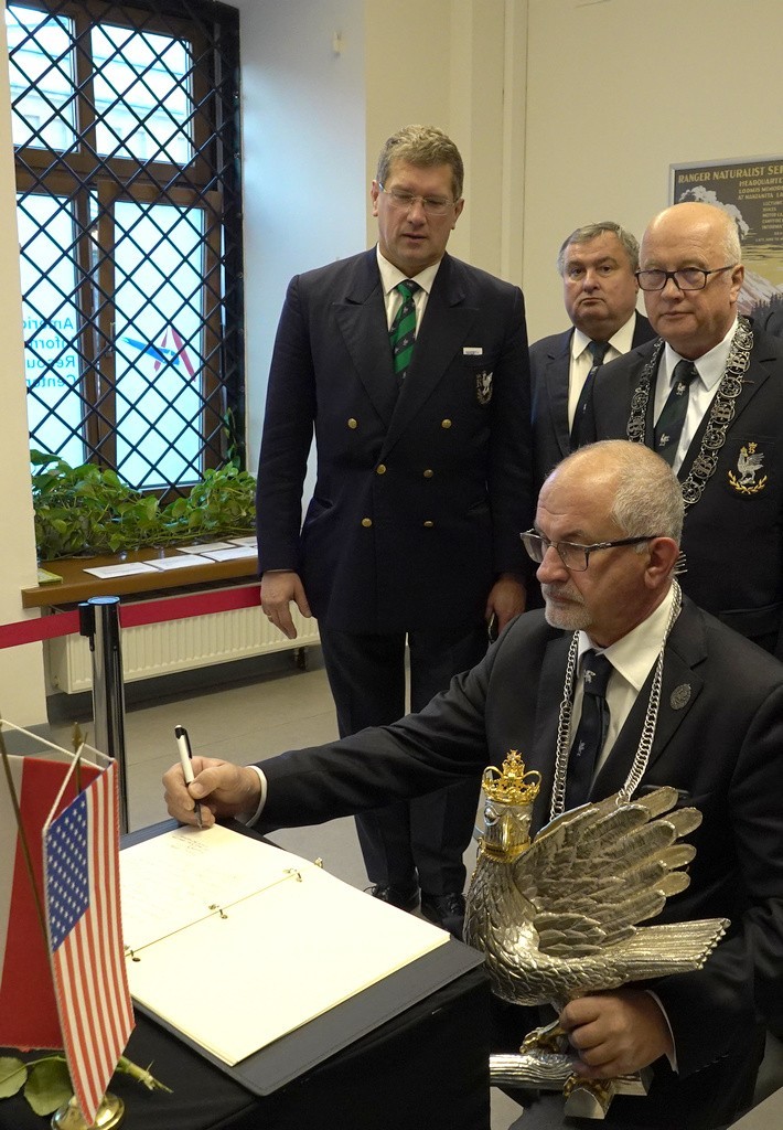 Kraków. W Konsulacie Generalnym USA wystawiono księgę kondolencyjną poświęconą pamięci prezydenta George’a Herberta W. Busha [ZDJĘCIA]