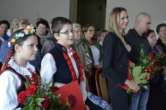 Od lewej: tancerze „Małej Elegii”, Anna Plichta i Grzegorz Kuchta, prezes LKS Cisy Harbutowice