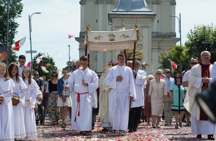 Piękna uroczystość Bożego Ciała w Chmielniku. Mszy świętej przewodniczył i procesję poprowadził ojciec Szczepan Praśkiewicz z Watykanu