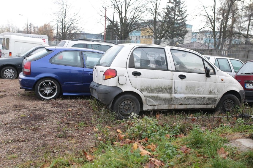 Straż miejska co roku usuwa tysiące wraków samochodów z ulic Krakowa. "Są niebezpiecznymi odpadami"