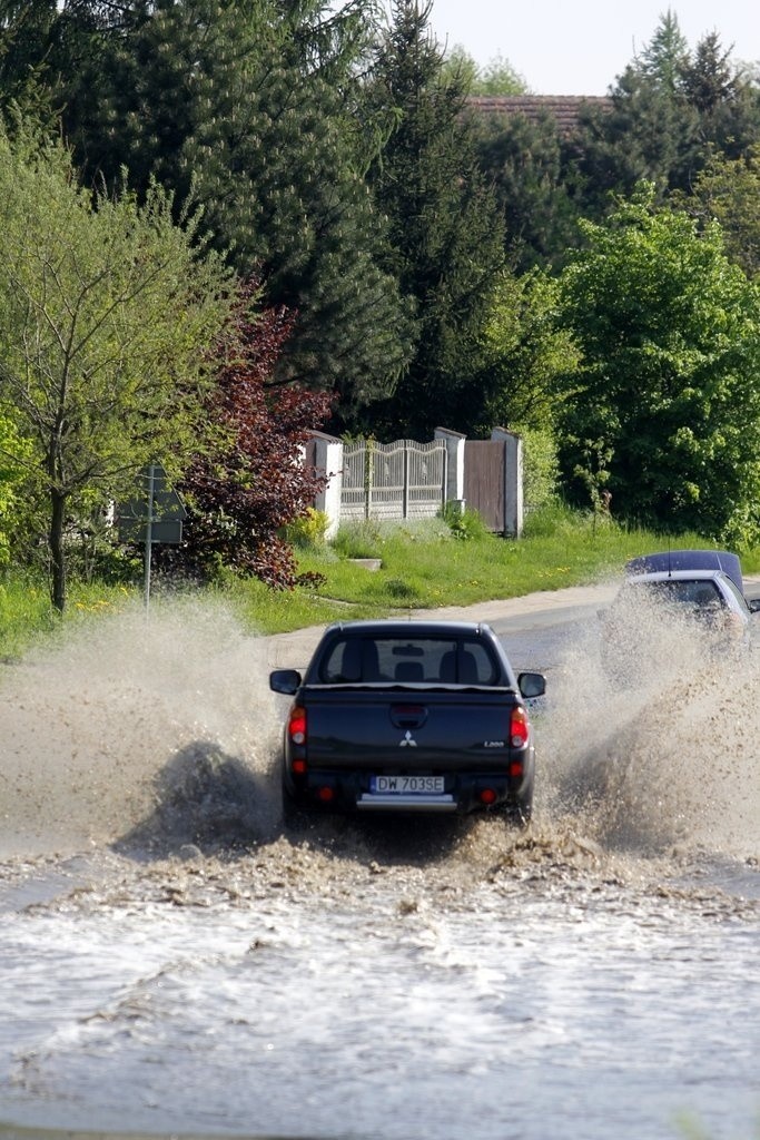 Wrocław: Zalewa drogę. Kierowcy muszą uważać (ZDJĘCIA)