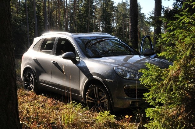 Straż graniczna ścigała kradzione porsche cayenne. Kierowca porzucił je w lesie i uciekł.