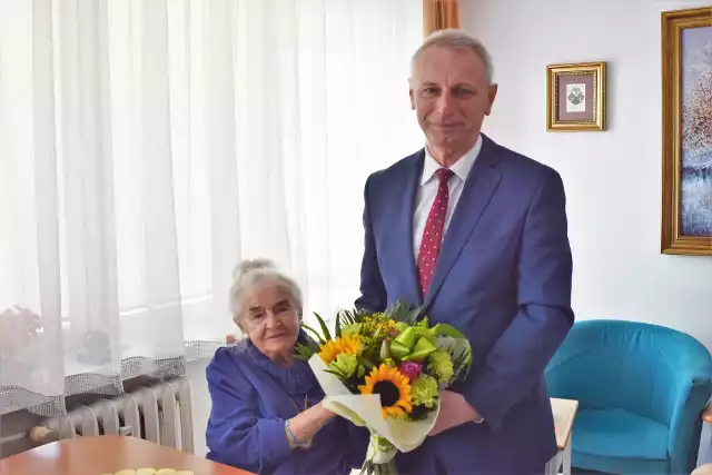 Pani Mieczysława Urbanska z Inowrocławia świętuje 105. urodziny. Na zdjęciu jubilatka z prezydentem Ryszardem Brejzą
