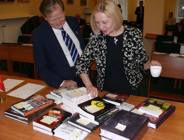 Dyrektor biblioteki Ewa Biały przy nowych książkach.