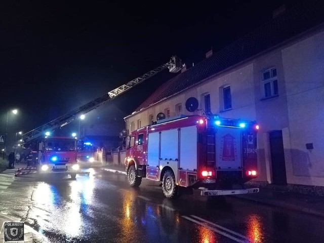 Do pożaru doszło w niedzielę wieczorem w Polanowie. Strażacy po przybyciu na miejsce stwierdzili, że pali się sadza w przewodzie kominowym. Niebezpieczeństwo szybko zostało opanowane, dzięki sprawnej akcji strażaków. Zobacz także: Koszalin: Dofinansowanie dla Państwowej Straży Pożarnej w Koszalinie i OSP w regionie koszalińskim