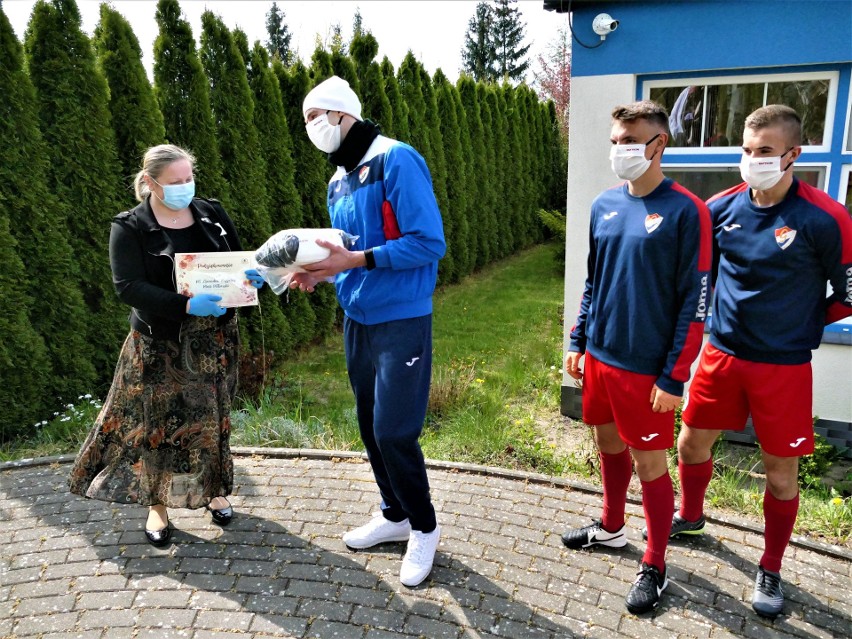 Piłkarze Gwardii Koszalin przekazali maseczki koszalińskiemu Hospicjum [ZDJĘCIA]