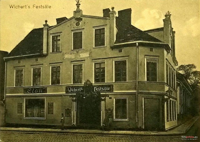 Fotografia z roku 1915 przedstawia budynek Teatru Kameralnego z widniejącym na nim szyldem kabaretu „Clou”
