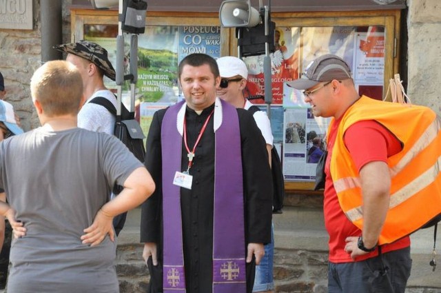 Ksiądz Norbert Skawiński (w środku) będzie opiekunem szydłowieckiej grupy pielgrzymkowej.