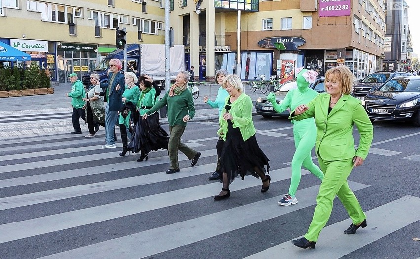 Seniorzy ubrani na zielono tańczyli na ulicach Szczecina
