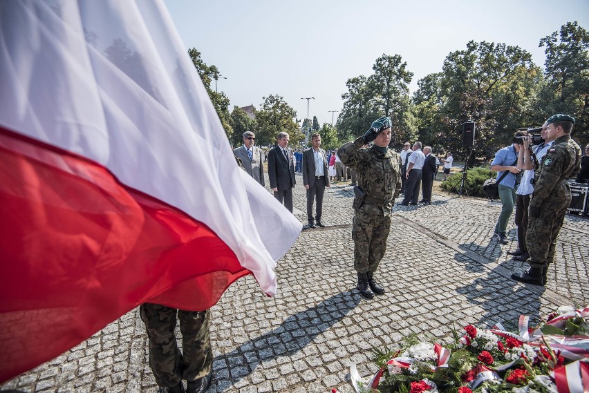 Składanie kwiatów pod obeliskiem