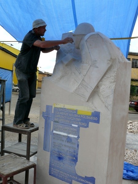 Tak będzie wyglądał starachowicki pomnik Gloria Victis. Rzeźbiarz Zbigniew Adamczyk pracuje nad nim od trzech miesięcy.