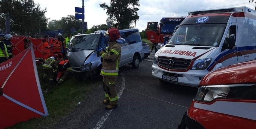 Wypadek w Karniewie. Na ul. Szkolnej zderzyły się 2 samochody. Podróżowało nimi 6 osób, w tym dzieci. 11.06.2021