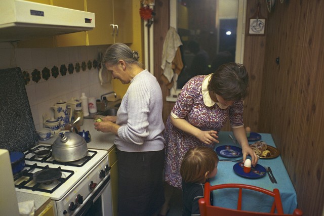 Furorę we wnętrzach robiła boazeria. Na zdjęciu przygotowywanie posiłku, rok 1976.