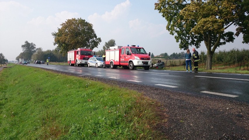 Renault dachowało w Józefowie. FOTO