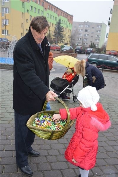 W zamian za ozdoby dzieci dostały słodkowści