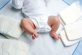 Przewijanie noworodka: jak często należy to robić? Dowiedz się, jak prawidłowo przewinąć noworodka i niemowlaka oraz jak przewijać chłopca! 