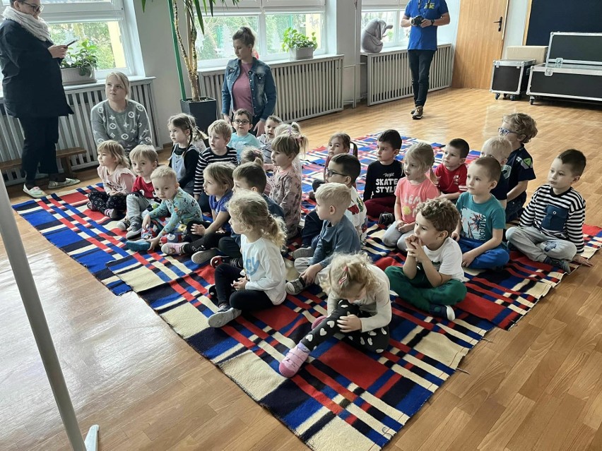 Kampania Kolejowe ABC zawitało do przedszkola w Sędziszowie. Dzieci poznały zasady bezpiecznej podróży pociągiem