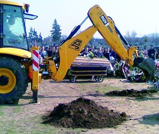 Zdjęcie z wczorajszej ceremonii w Grajewie przesłał nam jeden ze świadków. W tle widać stojącą za koparką trumnę.