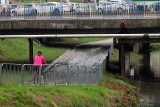 Woda z Bystrzycy zalała ścieżkę rowerową przy ul. Mełgiewskiej. Zostało błoto. Zobacz zdjęcia