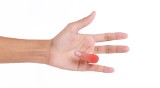 Trzaskający palec serdeczny – jak sobie poradzić z tą dolegliwością? Czym jest zespół trzaskającego palca