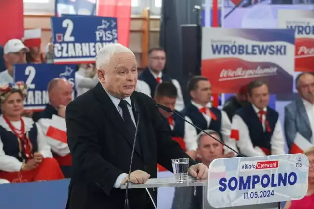 Prezes PiS Jarosław Kaczyński na spotkaniu z mieszkańcami w Szkole Podstawowej im. Adama Mickiewicza w Sompolnie